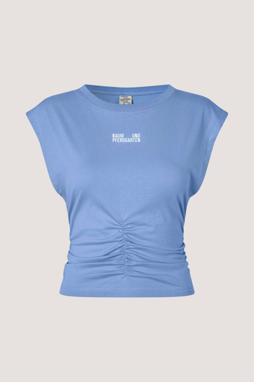 BAUM UND PFERDGARTEN - JELONA T-SHIRT - CORNFLOWER WHITE LOGO