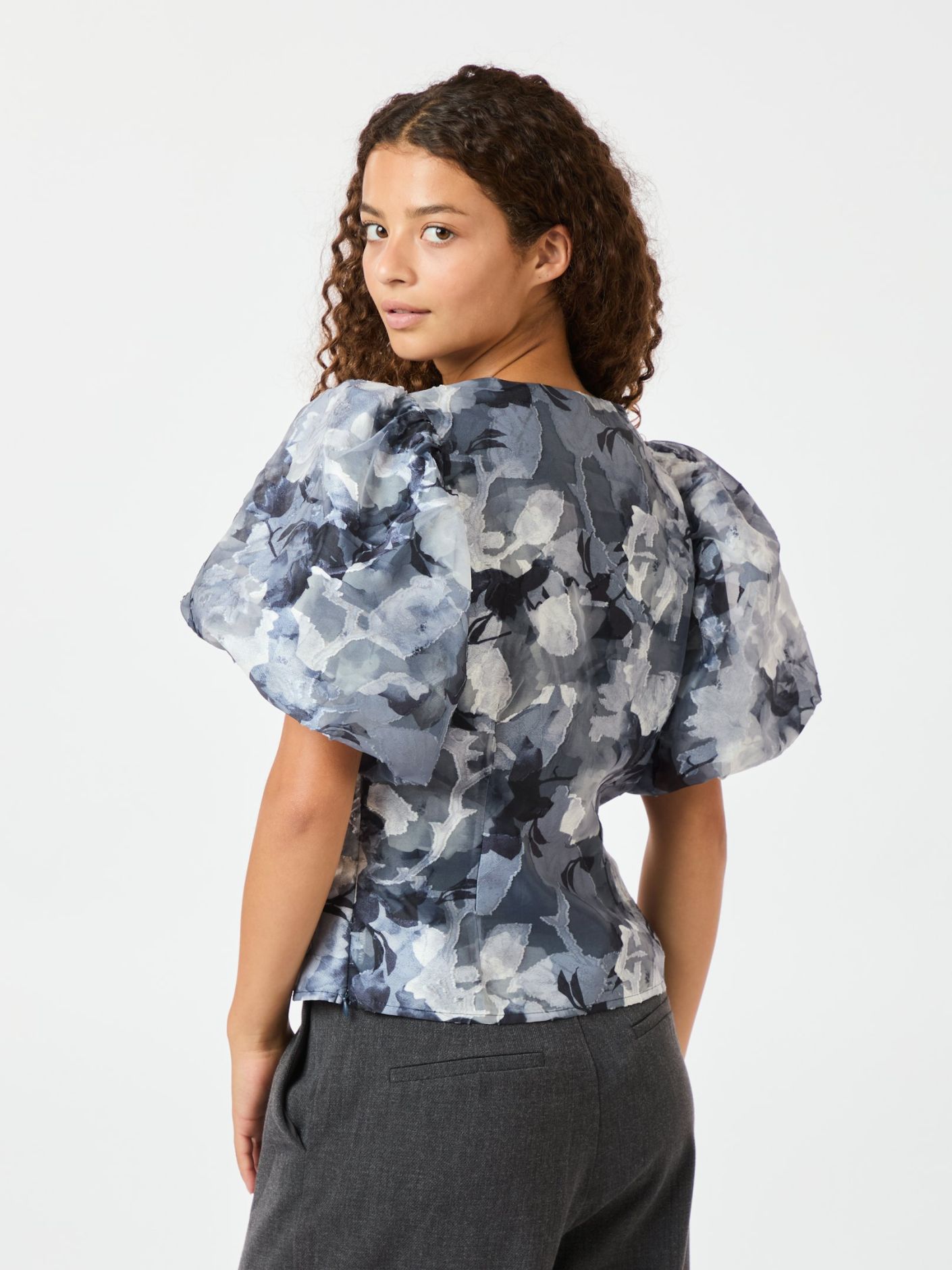 NEO NOIR - CAMIA BROCADE FLORAL BLOUS - FLORAL GREY