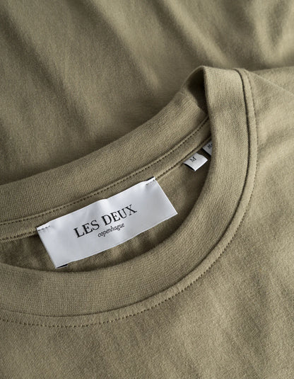 LES DEUX - DORIAN T-SHIRT - SURPLUS GREEN