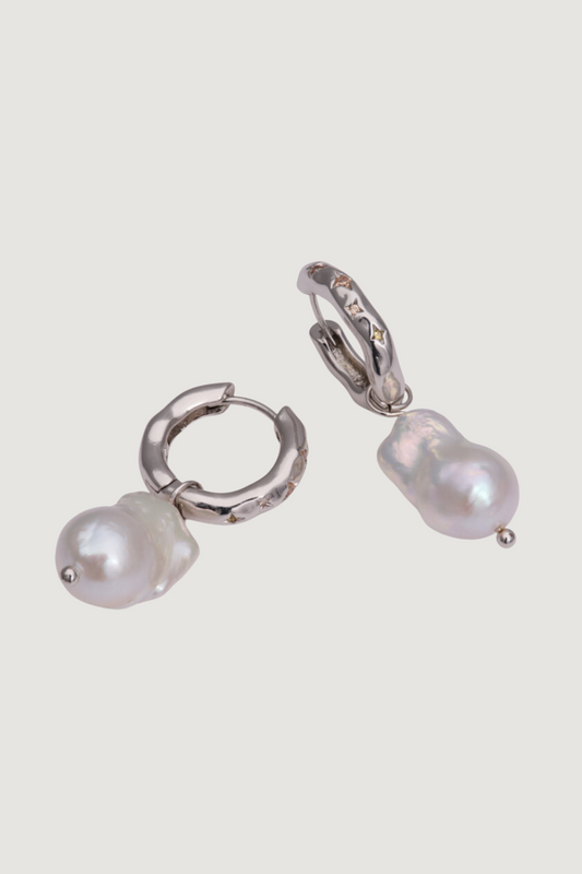 YLVA LI - BERTHA PEARL EARRINGS – LIGHT CHAMPAGNE/SILVER