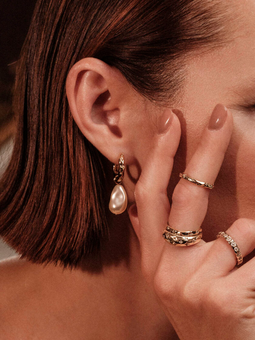 YLVA LI - BERTHA PEARL EARRINGS – LIGHT CHAMPAGNE/GOLD