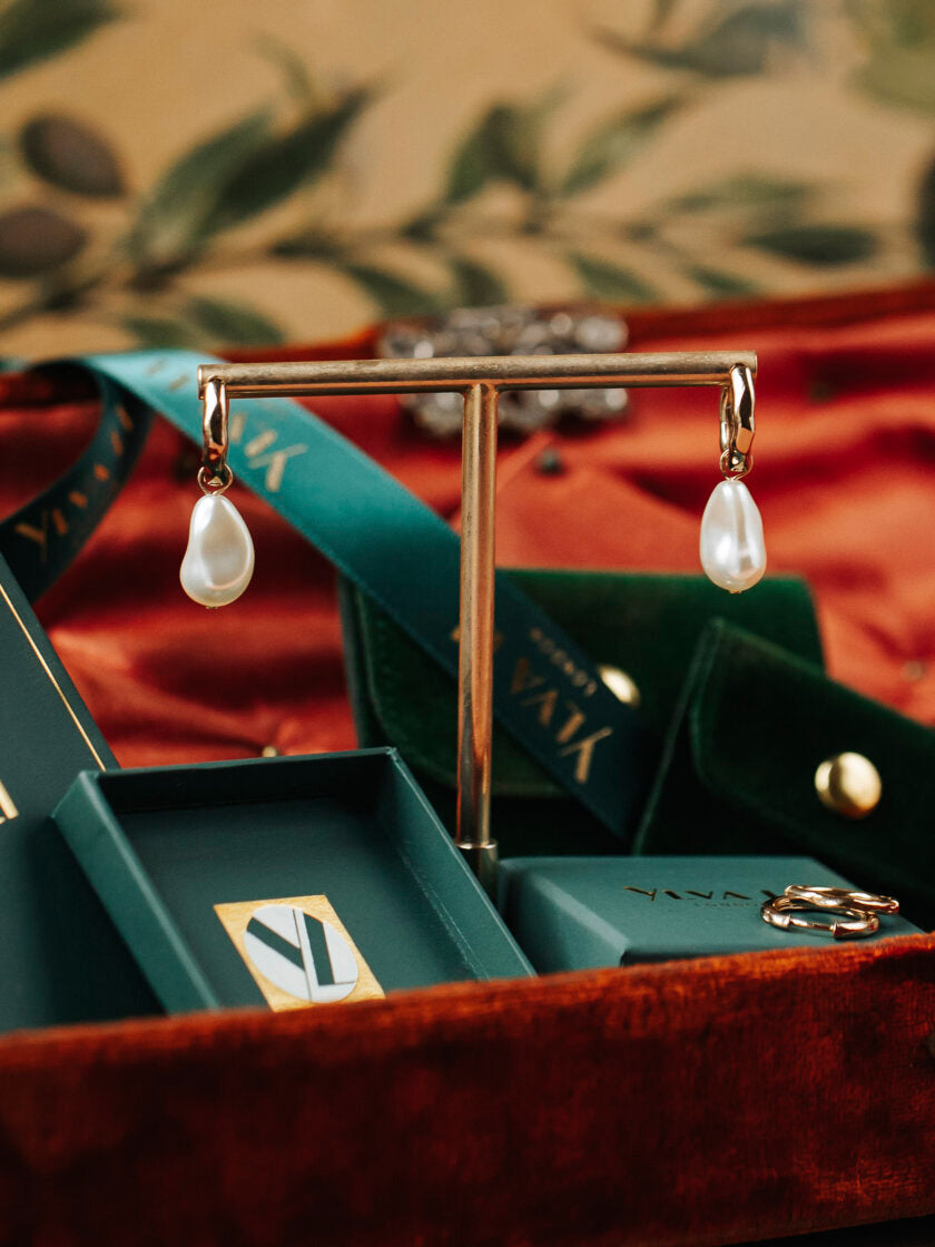 YLVA LI - BERTHA PEARL EARRINGS – LIGHT CHAMPAGNE/GOLD